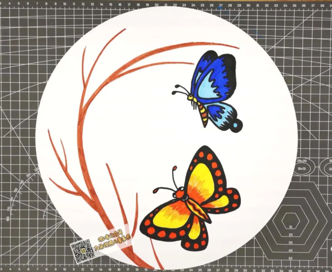 步骤4：将蝴蝶涂上好看的颜色，你可以自由发挥，给蝴蝶涂上美丽的色彩。