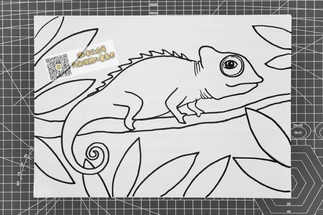 步骤1：取马克笔专用白纸，先用铅笔起稿画出变色龙和周围的树叶等景色。用黑色马克笔细头勾边。