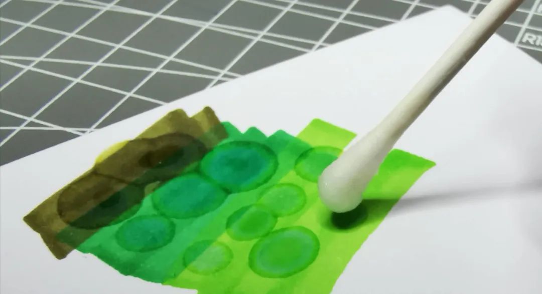 步骤3：取酒精，如果没有可以用爸爸喝的白酒哦！用棉签或者毛笔蘸酒精，随意点在变色龙的背上和四肢。颜色会晕染开，效果如下图：