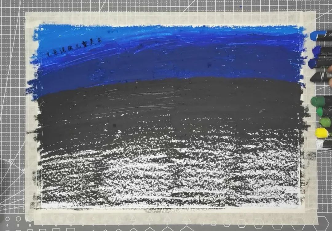 步骤2：黑色油画棒从地平线开始由上向下按照由深变浅的顺序画出，用的力气小了画出来的颜色就轻了哦！