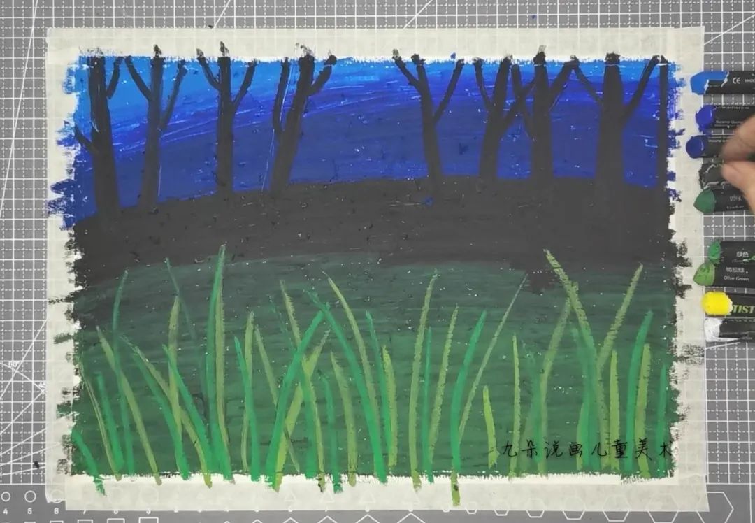 步骤4：黑色画出远处背景中的树木剪影。深浅不同的绿色画出前方的草。重彩油画棒是可以叠加画的，直接压住底色就可以。