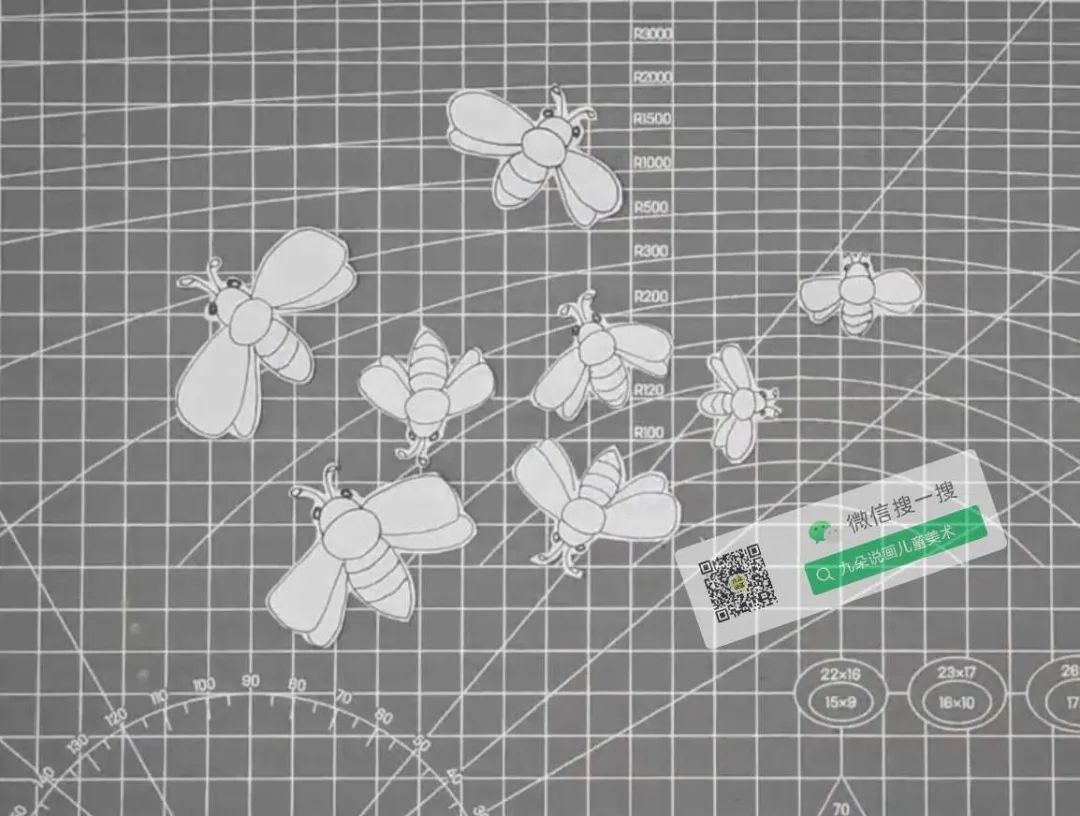 步骤6：取一张白纸，之前做手工剩的就可以。画出个头大小不同的萤火虫，并且用剪刀剪下来。