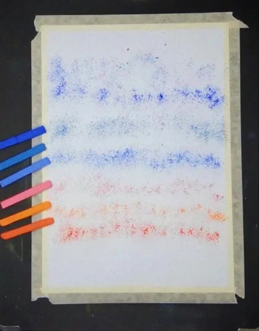 步骤1：色粉笔按照渐变顺序，用小刀刮粉末到画纸上，使用小刀的时候要注意安全，可以让爸爸妈妈帮忙，也可以用不太锋利的美工剪刀。