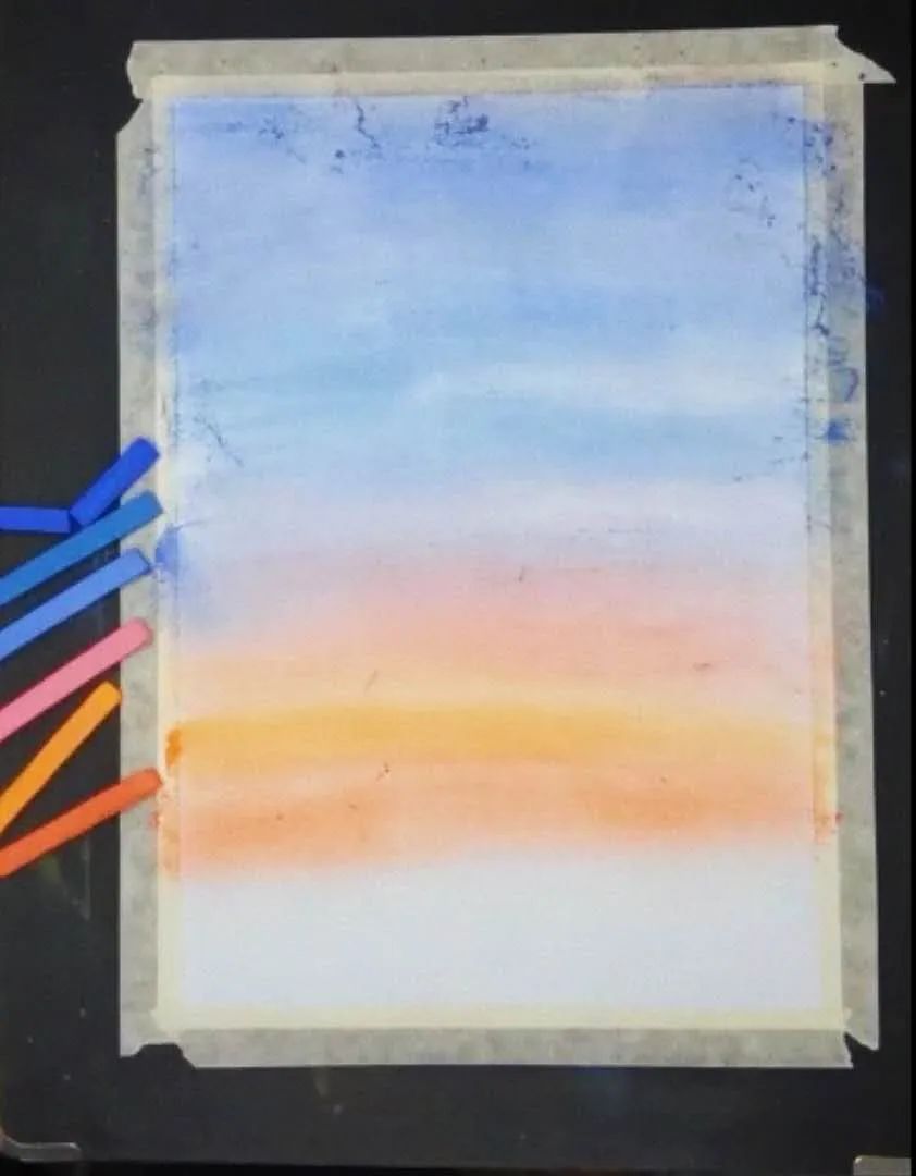 步骤2：用手指按照顺序将色粉涂抹均匀，涂抹完后将多余的色粉倒掉，记得洗干净手再进行下一步哦。