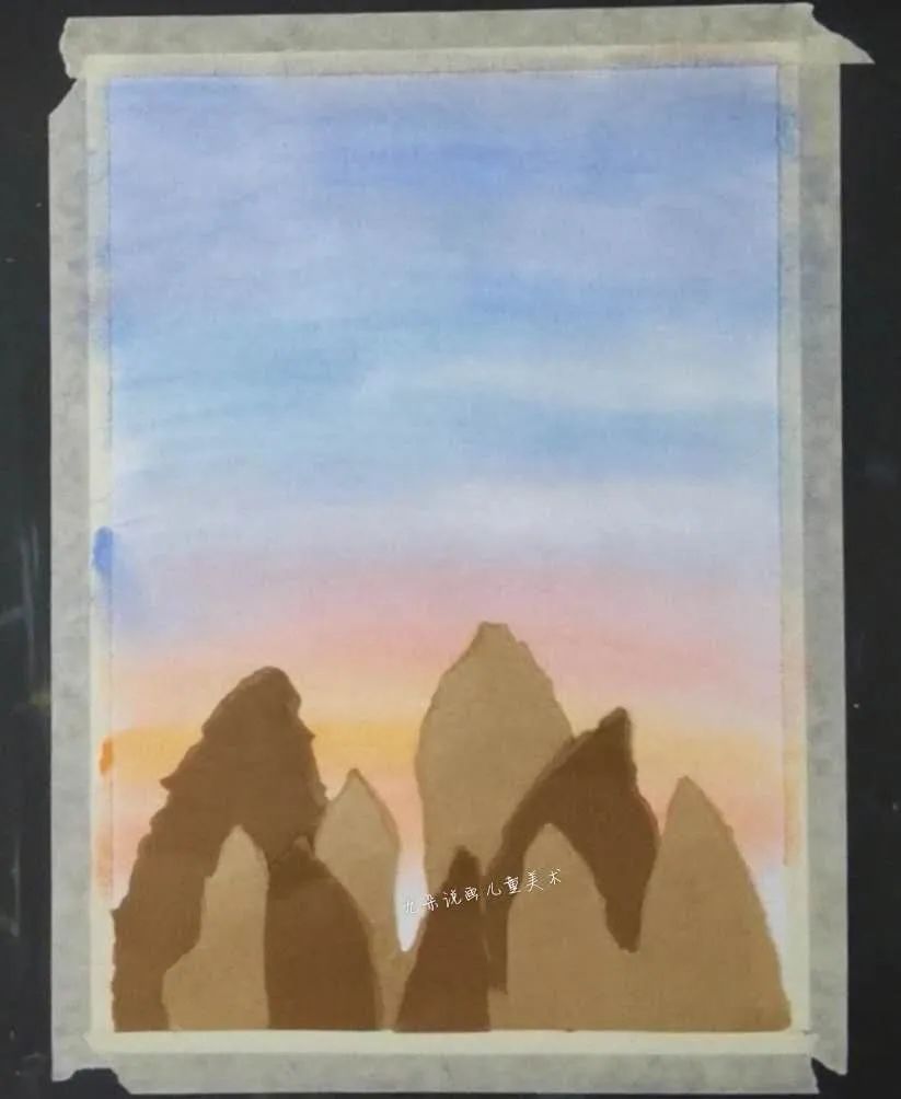 步骤4：将撕好的牛皮纸先排列好满意的摆放造型，再用双面胶固定在画好的渐变色背景纸上。注意深浅穿插和遮挡。