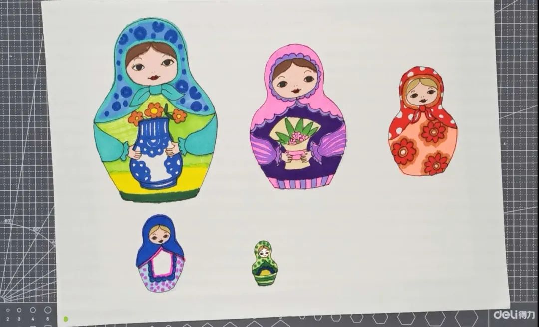 步骤3：画好后给套娃们再涂上美丽的颜色，每个套娃的色调可以不一样哦！