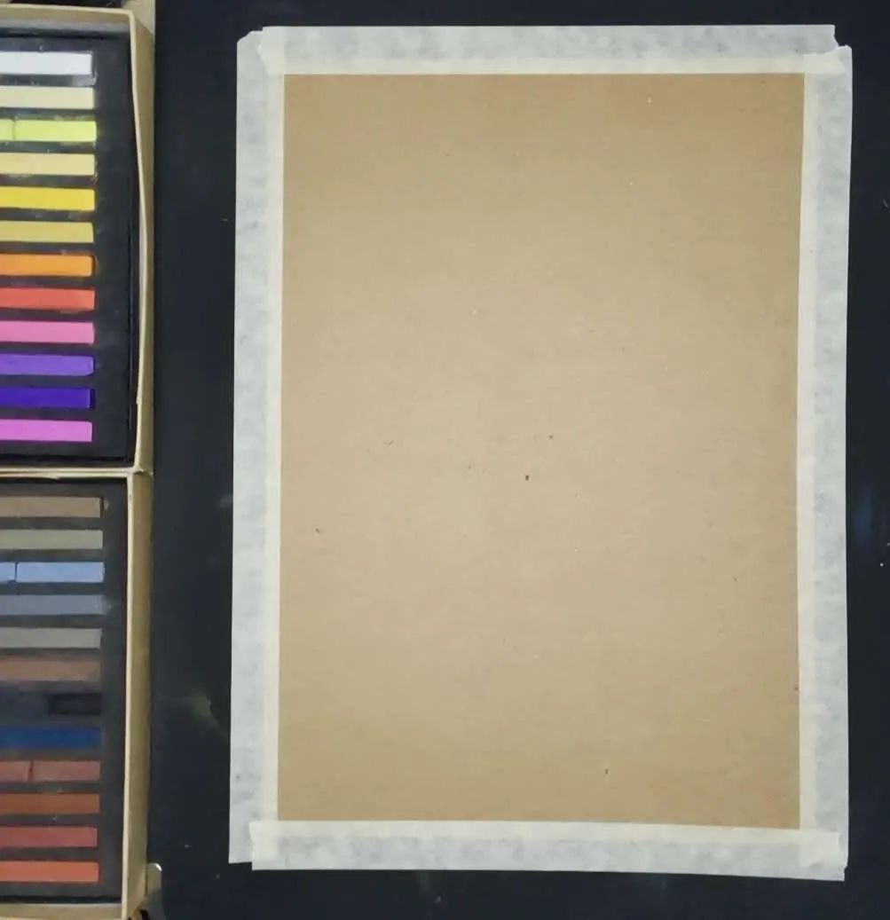 步骤1：取一张牛皮纸，竖着构图。先用铅笔轻轻的在纸上画出人物的大概位置和轮廓，太用力画的橡皮擦不干净哦。埃及壁画中的人物很有特点：头是侧面，身体是正面，脚又是侧面。