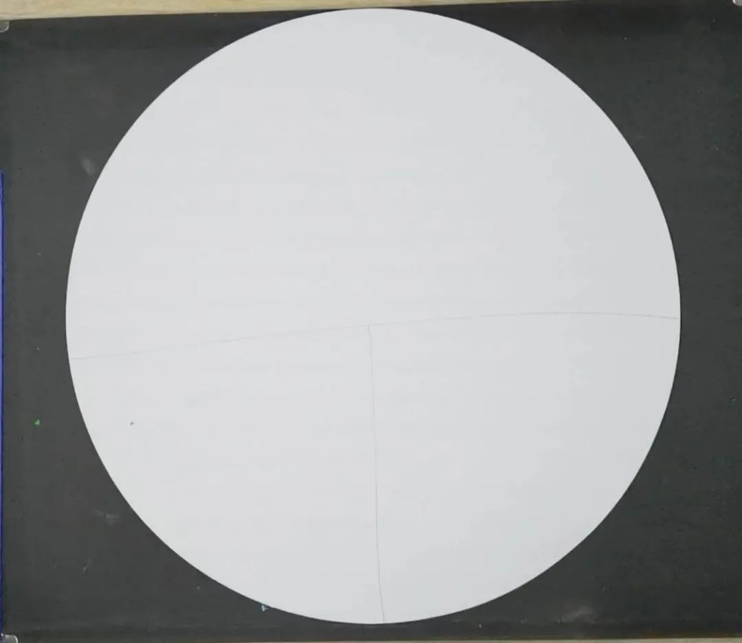 步骤5：取一张圆形白色纸，没有的话长方形也可以的，如下图用铅笔画上线，分成三部分。