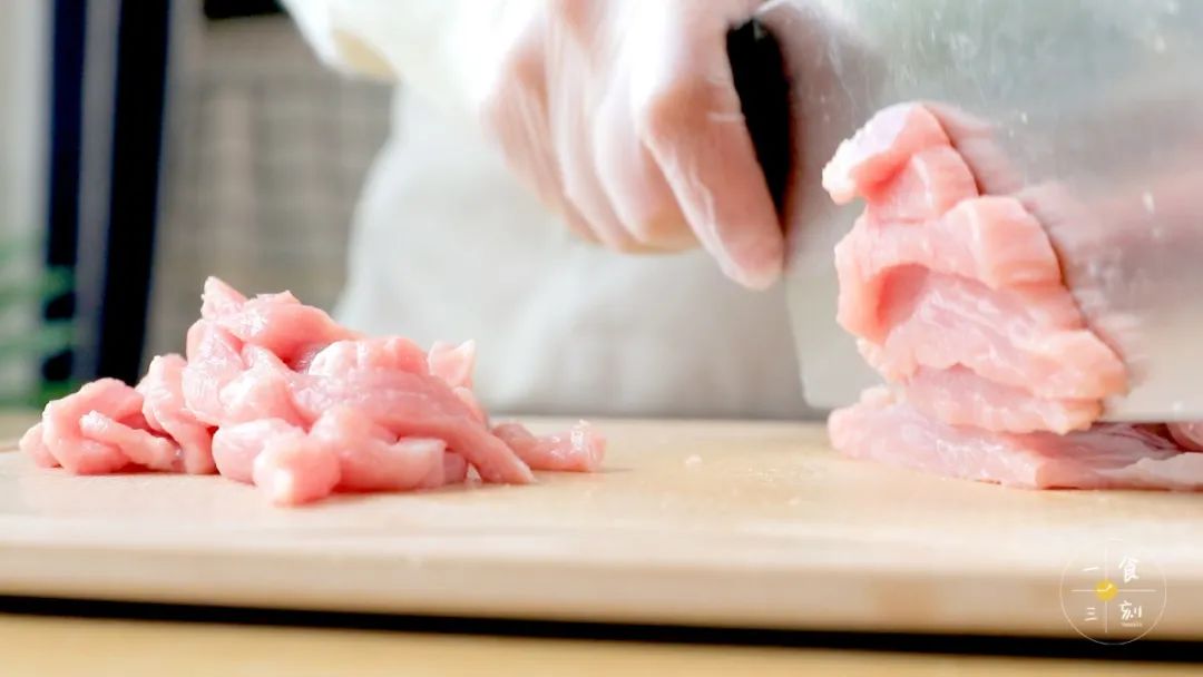 把肉切细条、青椒切细条