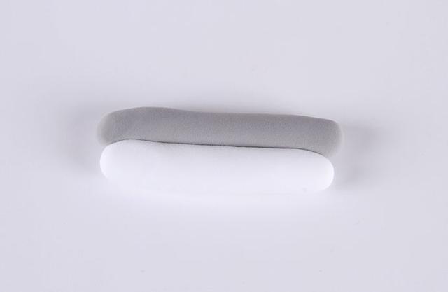 步骤1：我们首先做小猫咪的头部，头部是渐变色，我们用浅灰色粘土揉一根细条，然后白色粘土揉一根细条，粘在一起揉成圆球。