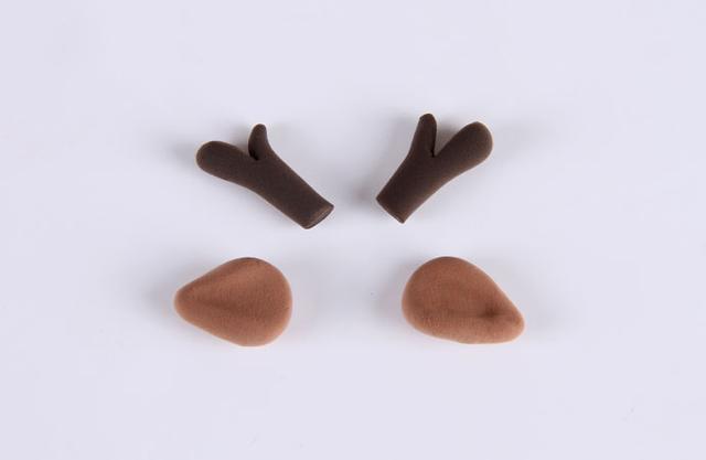 步骤7：按照上图的样子用咖啡色粘土做出鹿角，土色粘土做出两只耳朵。