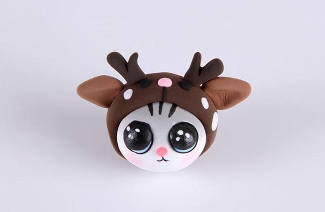 步骤9：把做好的耳朵和鹿角粘上，然后眼睛、鼻子等小部件也粘好，如上图所示。