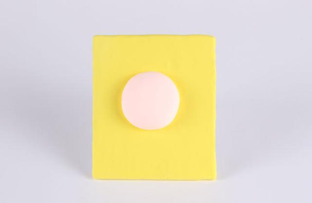 步骤3：把做好的半球形粘到黄色的背景板上中间的位置。