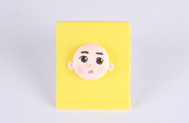 步骤5：把五官粘到相应的位置，然后用黑色细条做出上眼线，最后涂上腮红，如上图所示。