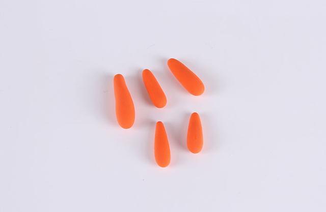 步骤6：用橙红色粘土揉几个细长的水滴形做男孩子的头发。