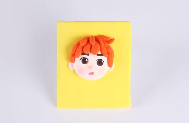 步骤7：把做好的头发一一粘到男孩子的头顶并做好造型，如上图所示。