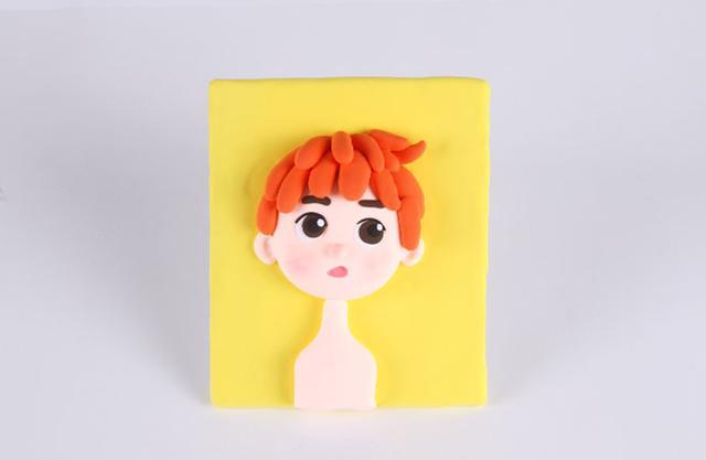 步骤8：按照上图的样子用肤色粘土做出男孩子的身体部分。