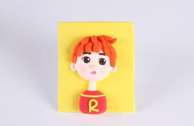 步骤10：用黄色粘土搓细条然后装饰一下衣服。