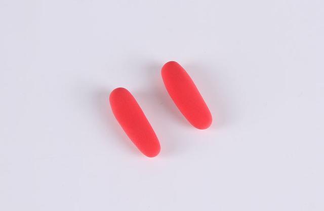 步骤11：用大红色粘土揉两根圆柱作为胳膊。