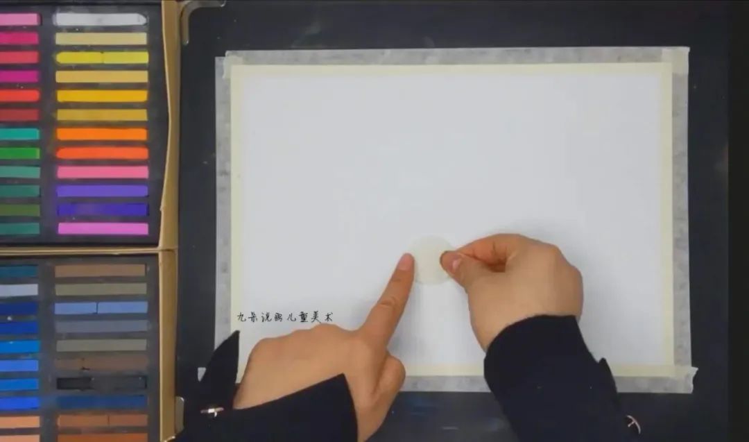 步骤1：将美纹纸用剪刀剪一个圆形，贴在画面中，没有的话也可以铅笔画个圆，下一步填色的时候留白就好。