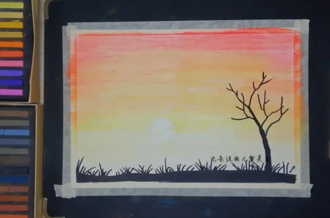步骤4：取黑色记号笔，在画面下方画出草和树的剪影，并涂成黑色