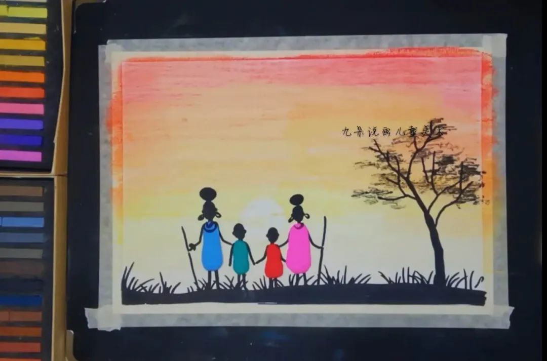 步骤6：取超轻粘土，做成长条形，压扁后贴在人物身上做衣服。将超轻粘土做成细条再做成项链、手镯和耳环；当地土著人习惯将物品顶在头部，取超轻粘土团成圆压扁后放在头上方。