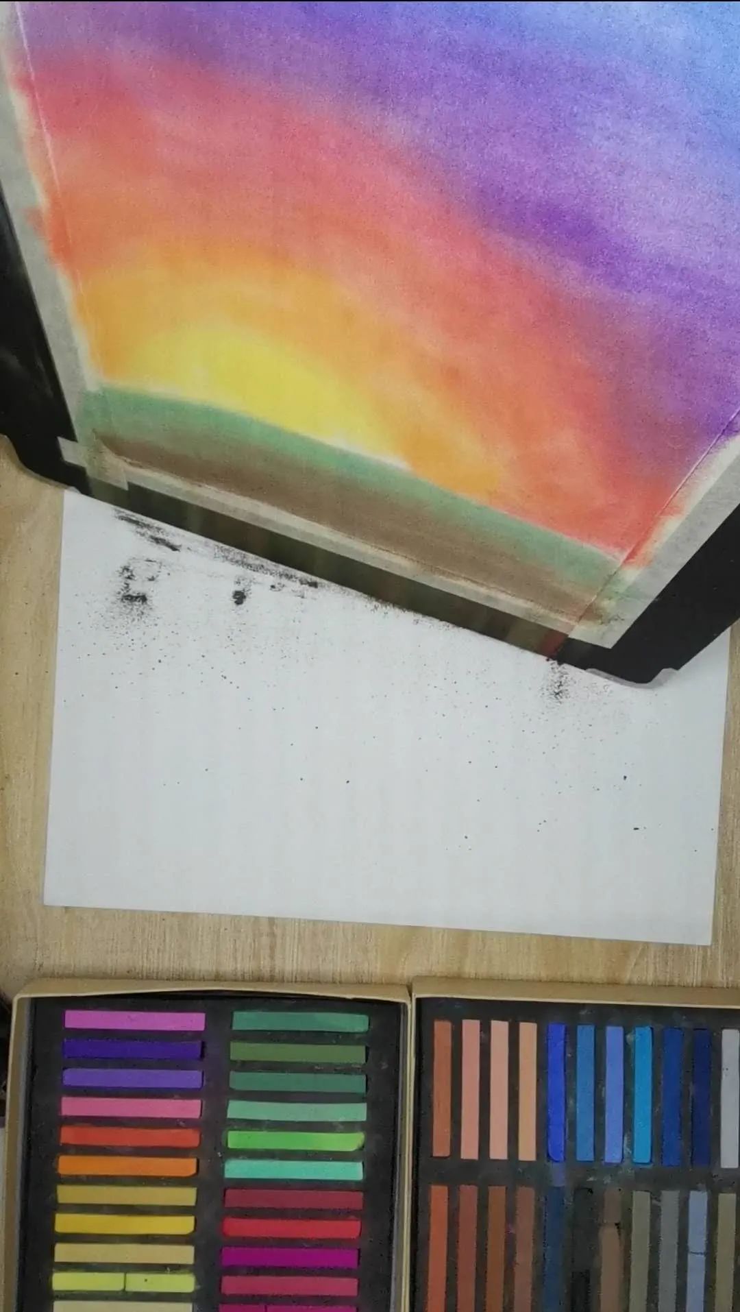 步骤3：涂抹完后记得将画纸上多余的粉末倒掉哦！