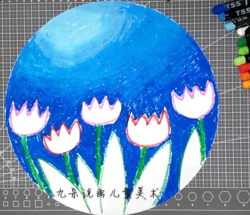 步骤5：准备三种深浅不同的蓝色，画出渐变的天空，两种颜色衔接过渡的地方注意用浅色压在深色上面画一层。