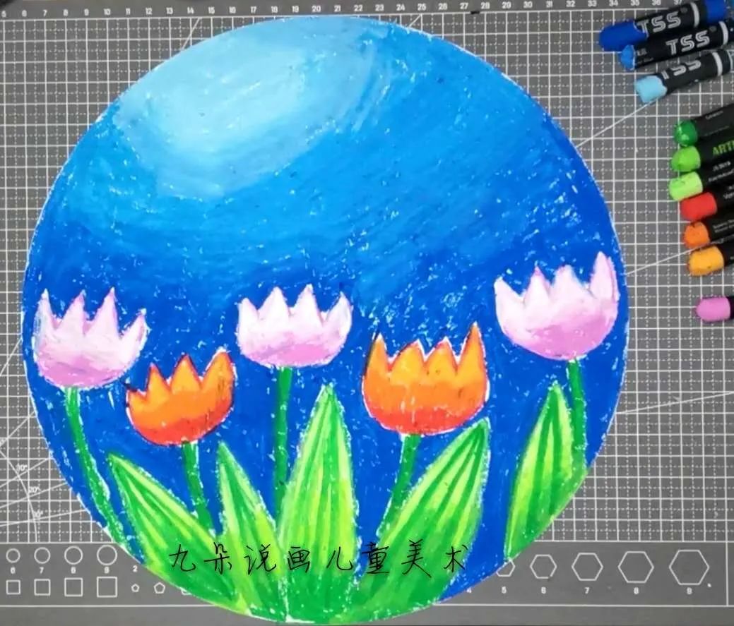 步骤6：叶子和花朵画上颜色，这里叶子是深绿到浅绿的渐变，花朵是橘红到黄色和粉色到白色的渐变。