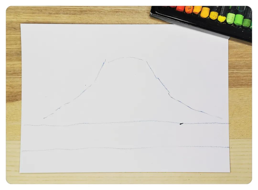 步骤1：在白纸中间位置轻轻画出富士山轮廓。