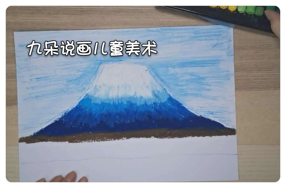 步骤2：找出几种深浅不同的蓝色，按照从下向上，由深到浅的顺序画出渐变。浅色可压住深色一小部分，过度的更自然，山顶是白色。画好后加上天空的颜色。