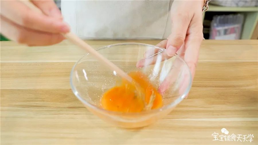 打出鸡蛋，倒入适量虾皮粉搅拌均匀