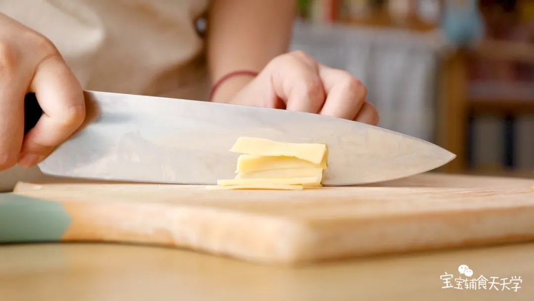 奶酪切成薄片