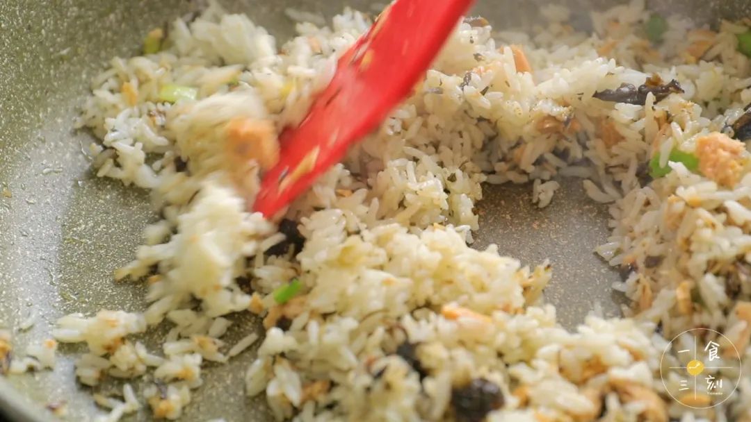 倒入米饭，炒到米饭粒粒分明