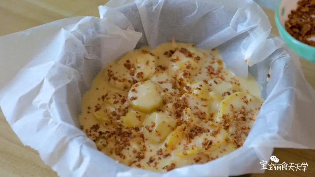 第9步：把核桃碎撒在面上