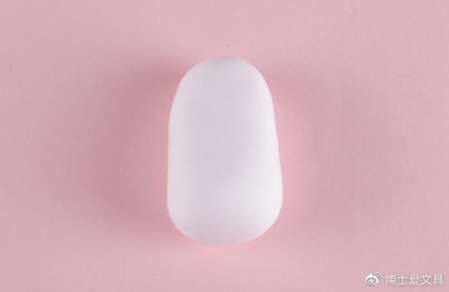 步骤1：首先我们用白色粘土做一个圆柱形。