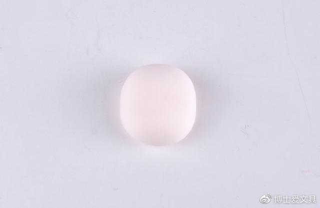 步骤1：首先我们用肤色粘土做一个圆球作为小女巫的头。