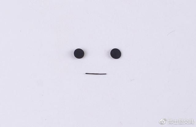 步骤2：然后用黑色粘土揉两个小圆球做眼睛，一根黑色细条准备做嘴巴。这都很简单，小朋友们自己就可以独立完成的。