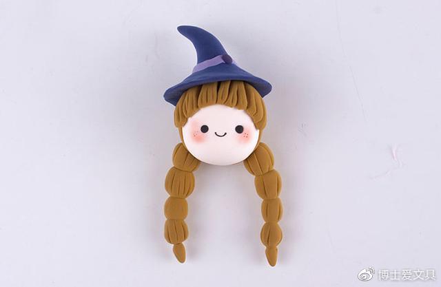 步骤6：把做好的帽子戴在小女巫的头上。这样小女巫的头就做好啦！