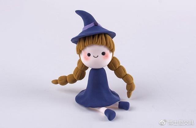 步骤8：然后再做出小女巫的两只胳膊和小扫把，小扫把我们可以用牙签做道具。