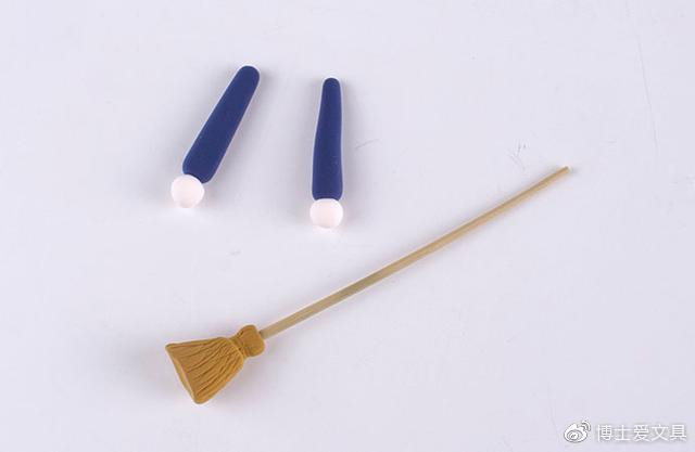 步骤9：把胳膊粘好并做好造型，看，我们的小女巫就做好啦！是不是很可爱？