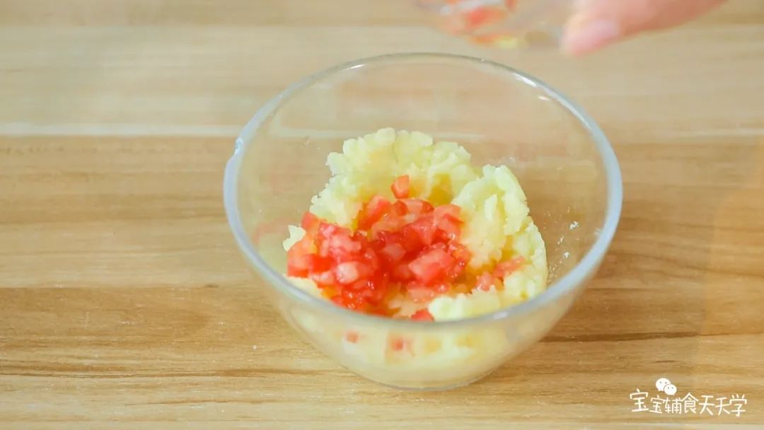 趁热倒入番茄碎和芝士粉，搅拌均匀备用