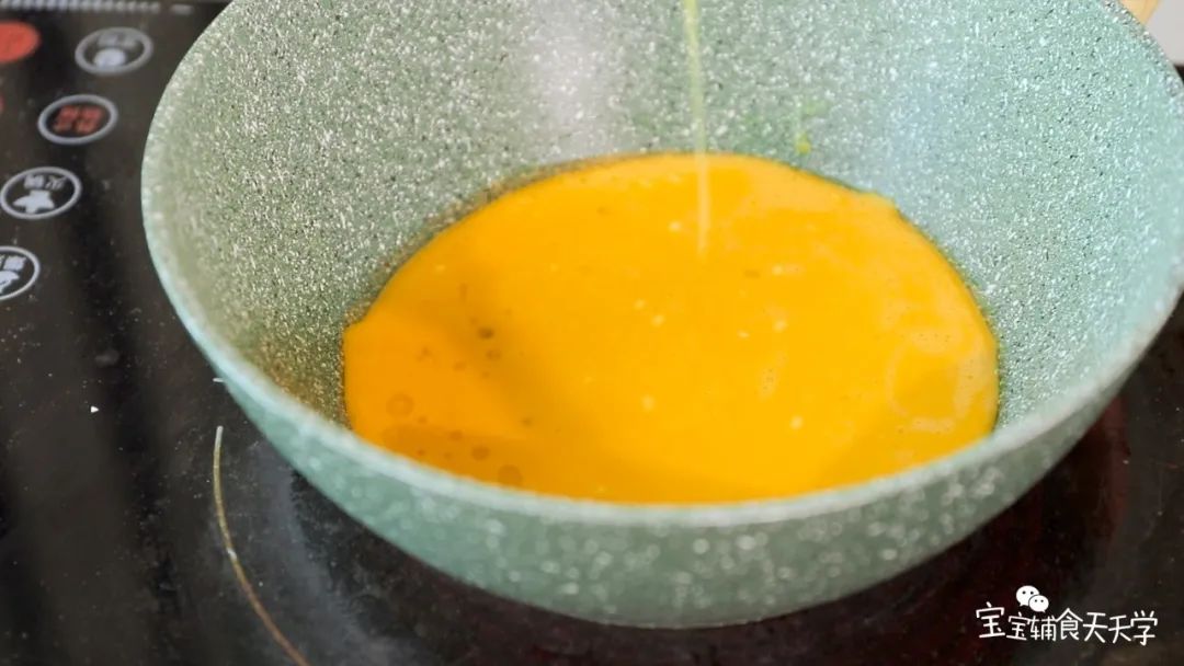 开小火，锅里刷少许油，倒入蛋糊，煎至表面凝固，再翻面煎至熟透
