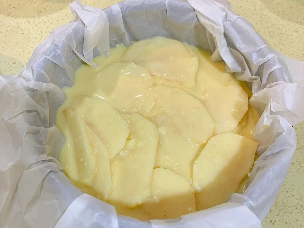 将剩下的面糊都倒入。