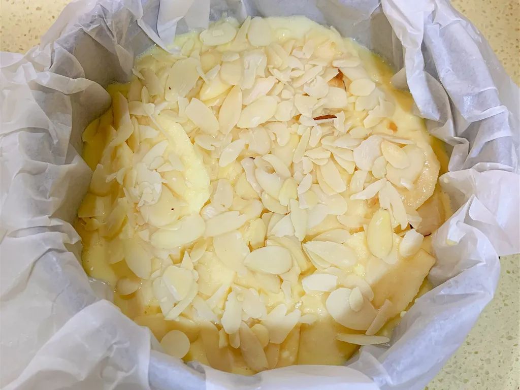 在表面均匀撒上杏仁片。