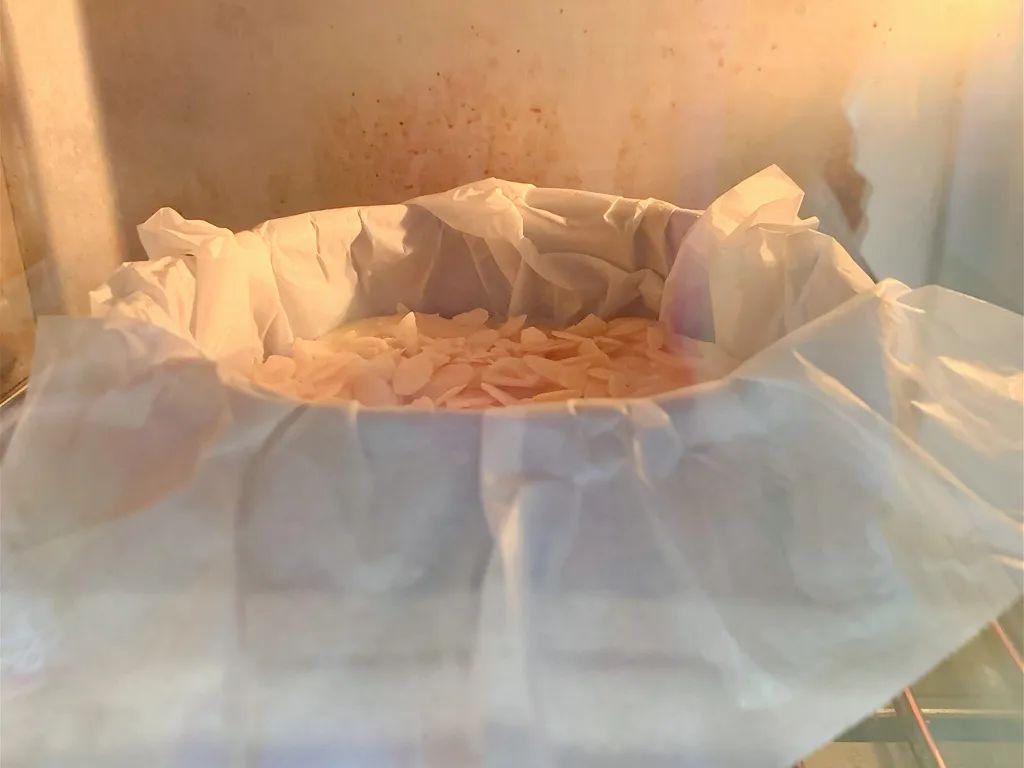 放入预热好的烤箱上下火175度55分钟。