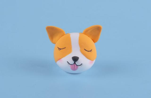 步骤5：把鼻子和小舌头粘好，黑色粘土细条勾勒出嘴巴，最后用黑色笔画出眼睛。