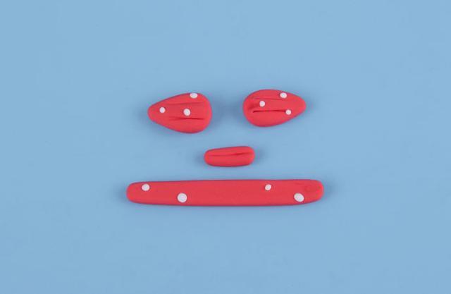 步骤6：按照上图做出柯基的头饰，就是蝴蝶结发卡的零件。