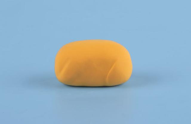 步骤8：用橙色粘土做一个椭圆形，如上图所示。