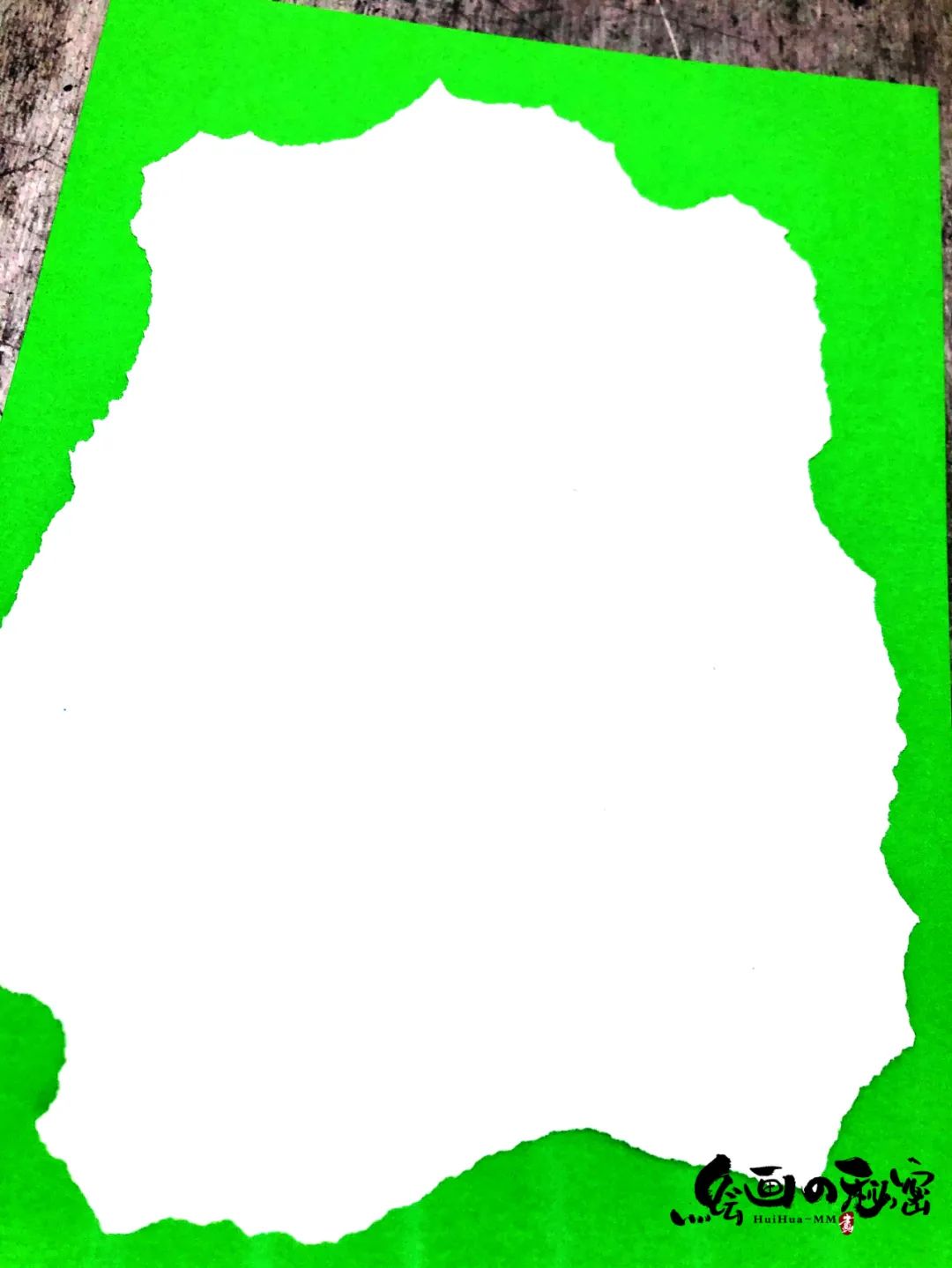 步骤1：步骤一：准备一张彩色卡纸和白色卡纸，将白色卡纸撕成不规则的形状粘贴在彩色卡纸上。